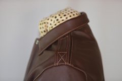 Mitchell_A2_Russet_Box_Stitching_Detail_014_1_von_1.jpg
